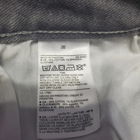 NWOT Old Navy Women's High Rise O.G. Straight Distressed Denim Shorts 26 Plus - Picture 5 of 7